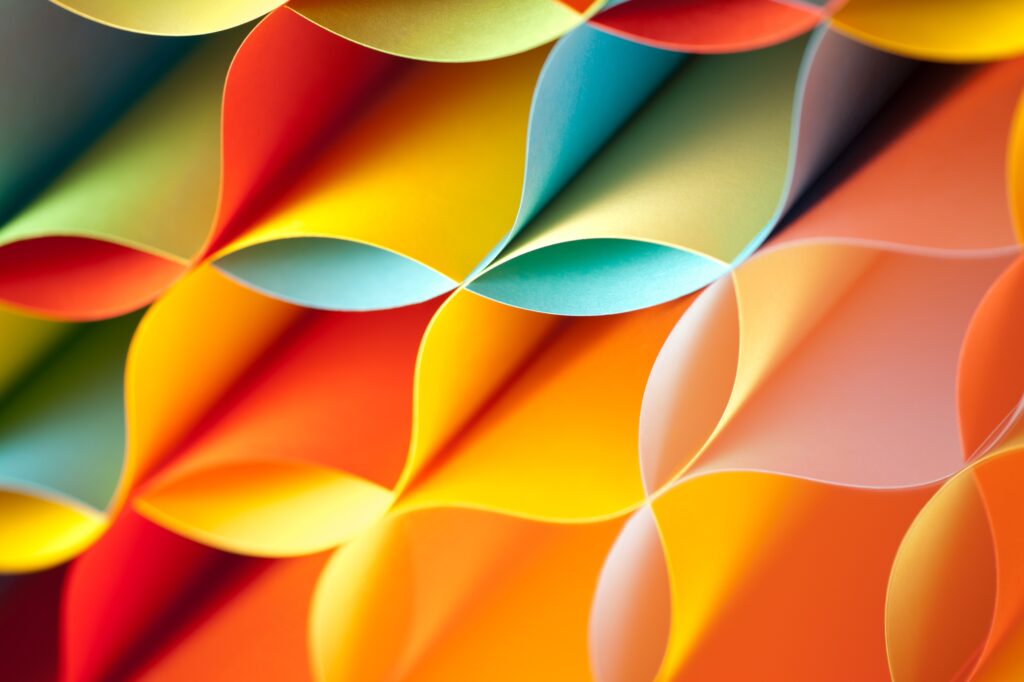 Geschwungene Papierformen in unterschiedlichen kräftigen Farben