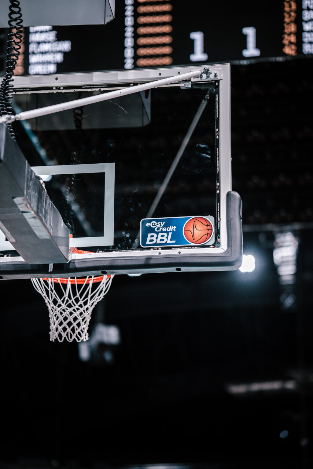 Basketballkorb mit BBL-Logo in der Halle in Braunschweig.