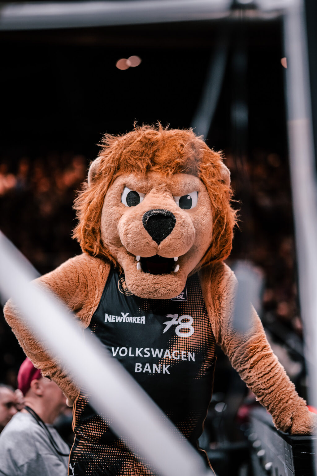 Löwen-Maskottchen am Spielfeldrand bei den Basketball Löwen Braunschweig.
