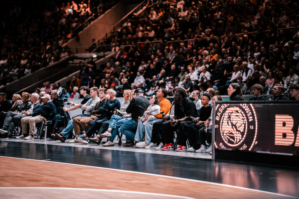 Zuschauer und Spielgeschehen am Spielfeldrand bei den Basketball Löwen Braunschweig.