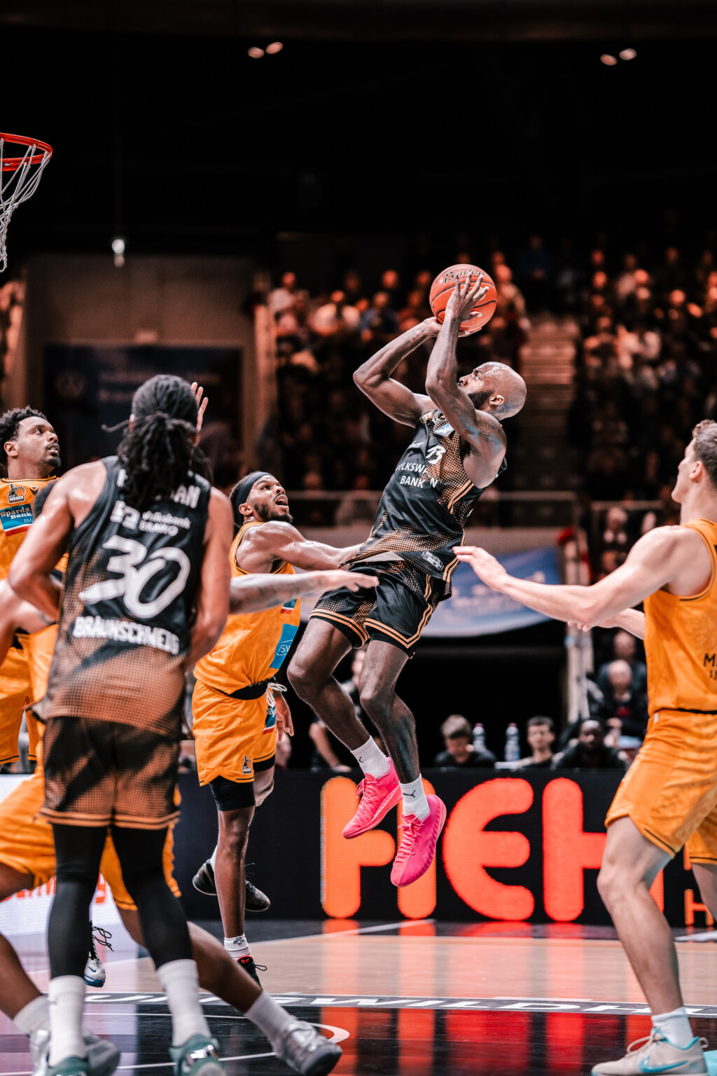 Wurfaktion am Korb bei einem Spiel der Basketball Löwen Braunschweig.