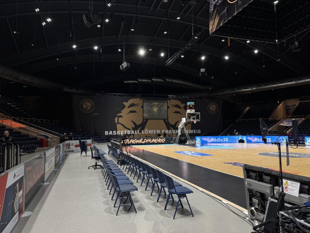 Basketballfeld und vorbereitete Produktionsplätze vor Spielbeginn in Braunschweig.