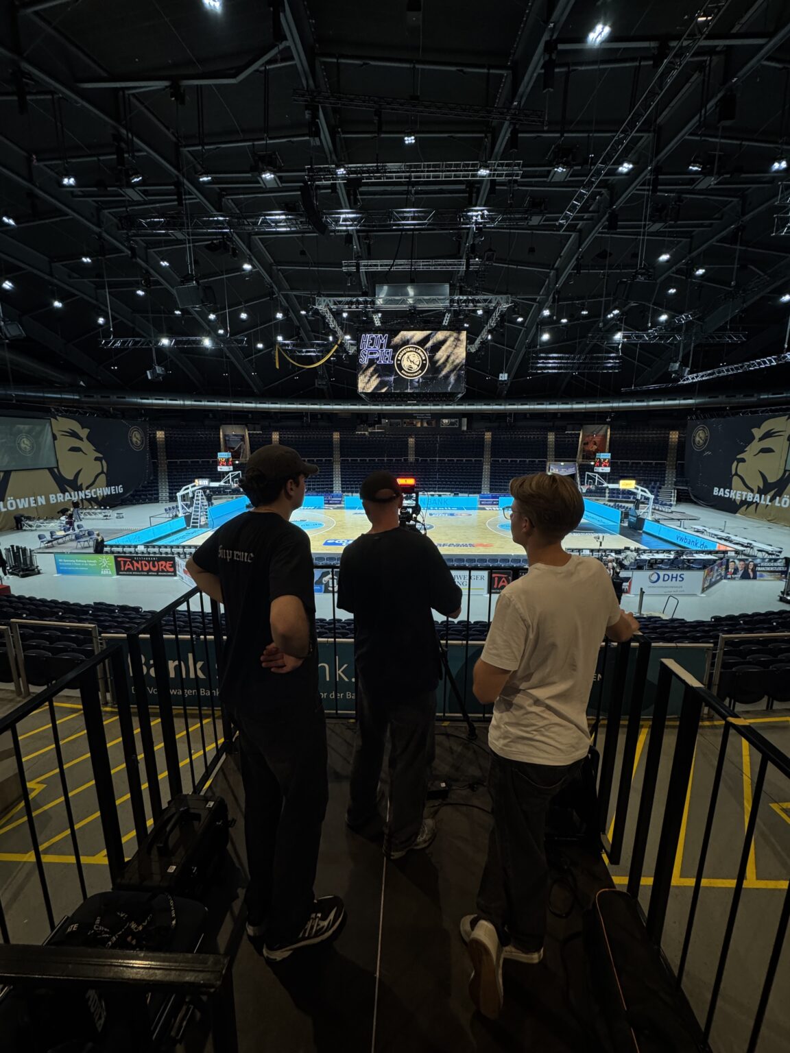 Kameraposition und Produktionsteam oberhalb des Basketballfelds.