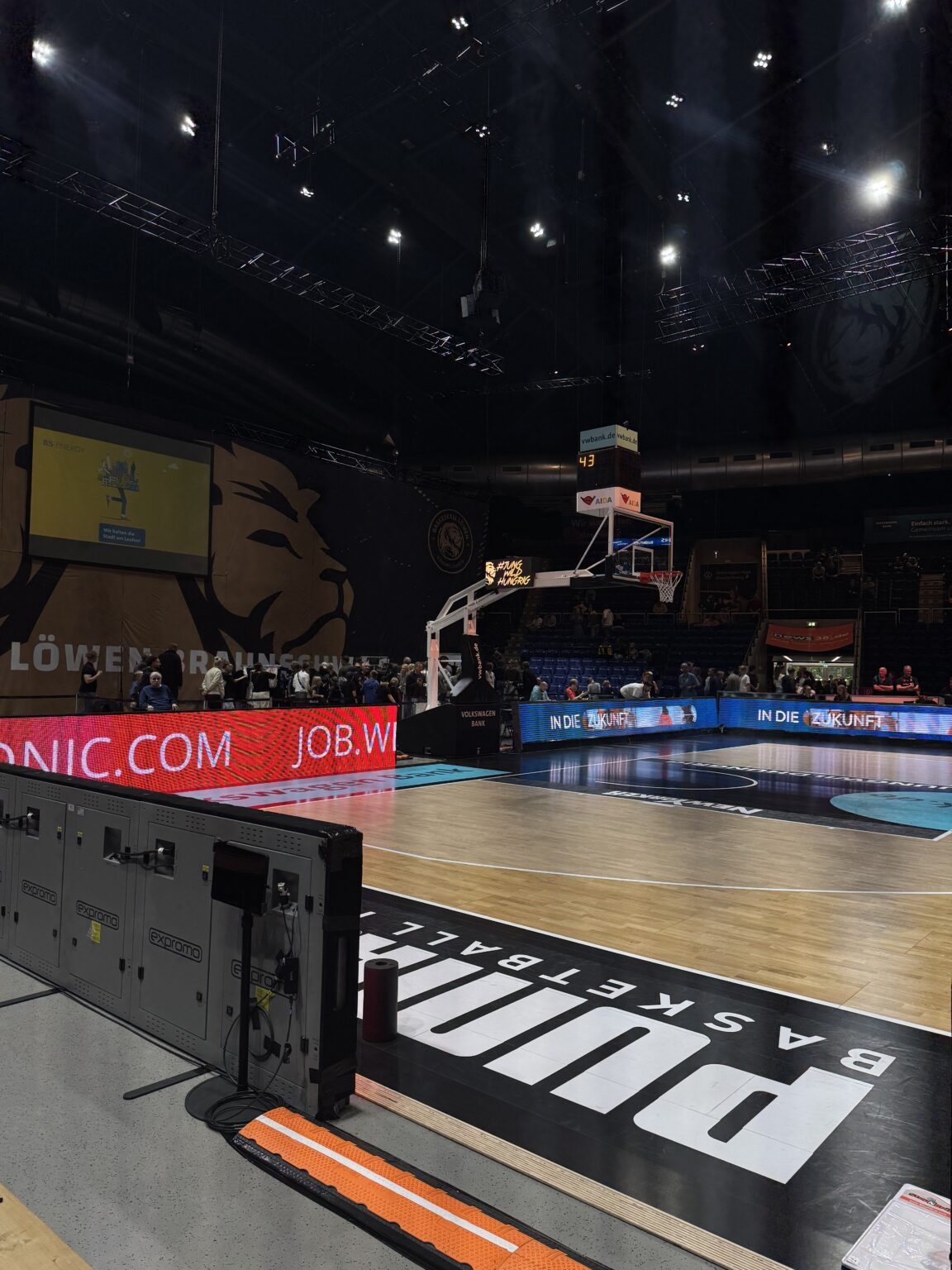 Vorbereitung am Spielfeldrand bei den Basketball Löwen Braunschweig.