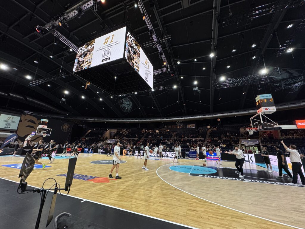 Basketballspiel in Braunschweig aus Sicht der Produktion am Spielfeldrand.
