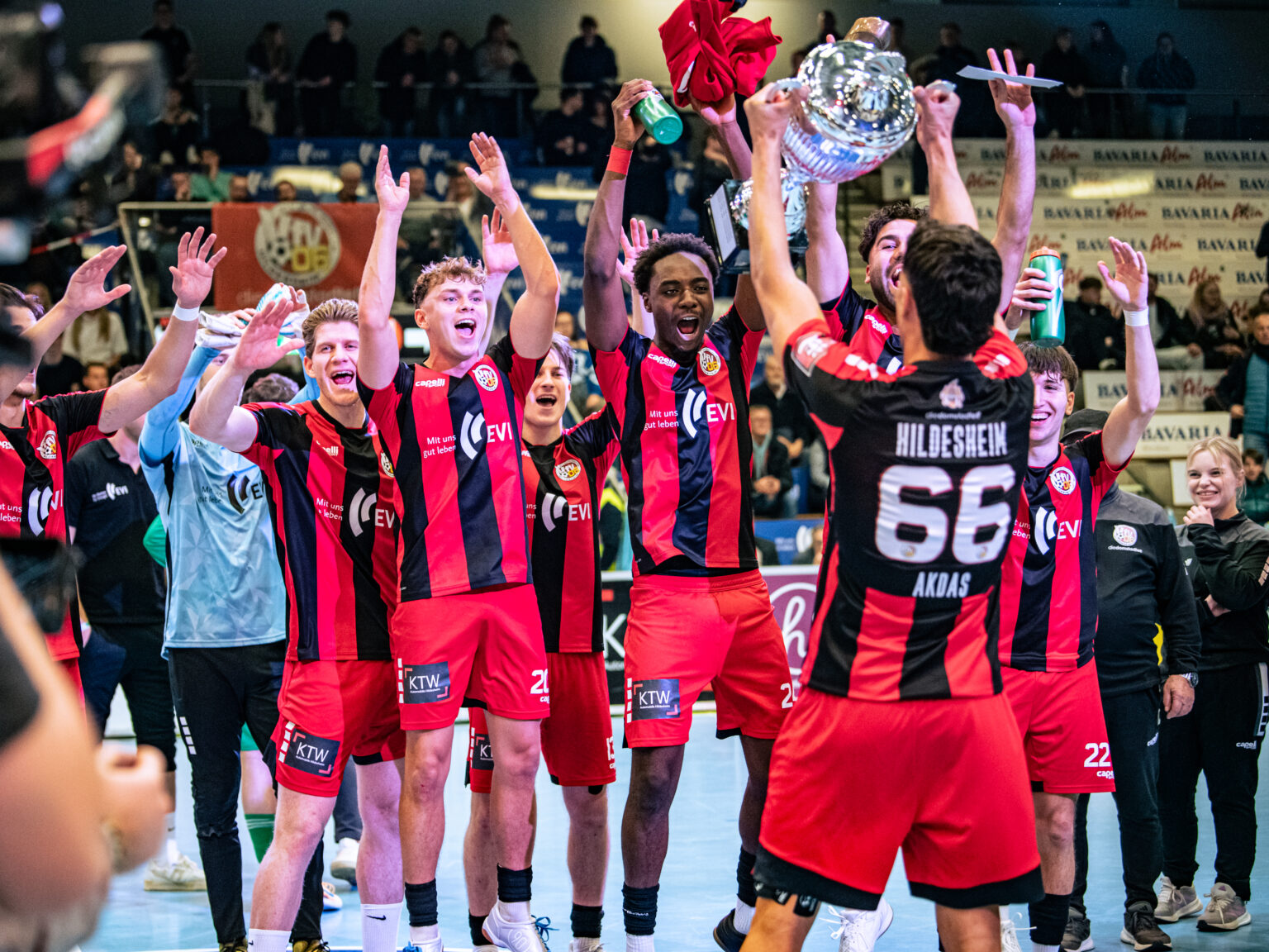 Die Mannschaft feiert mit dem Pokal beim EVI Cup 2025