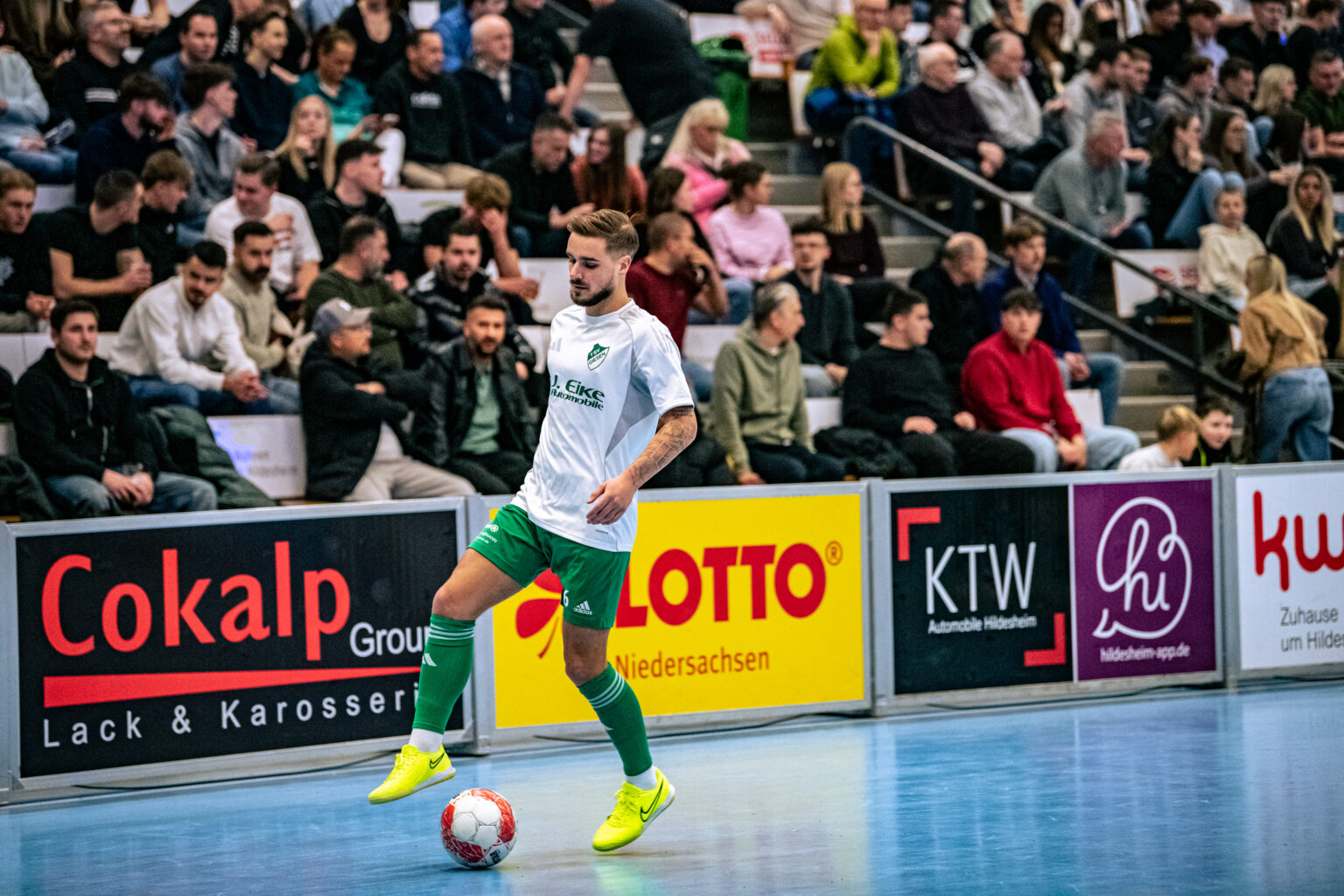 Spielszene beim EVI Cup 2025 vor der besetzten Tribüne