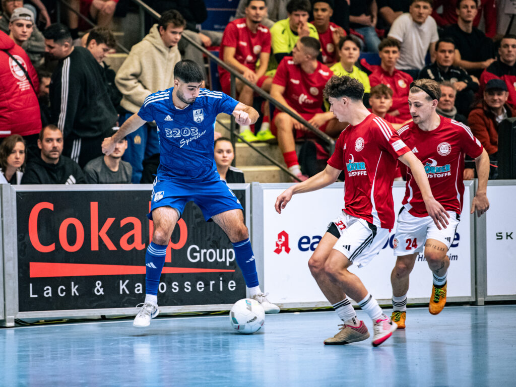 Zweikampf an der Bande beim EVI Cup 2025
